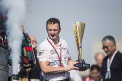 Allan McNish, Team Principal, Audi Sport Abt Schaeffler, festeggia