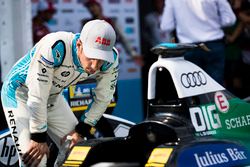 Sébastien Buemi, Renault e.Dams, regarde la monoplace de Lucas di Grassi, Audi Sport ABT Schaeffler
