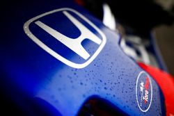 Honda-logo op de neus van de Toro Rosso STR13