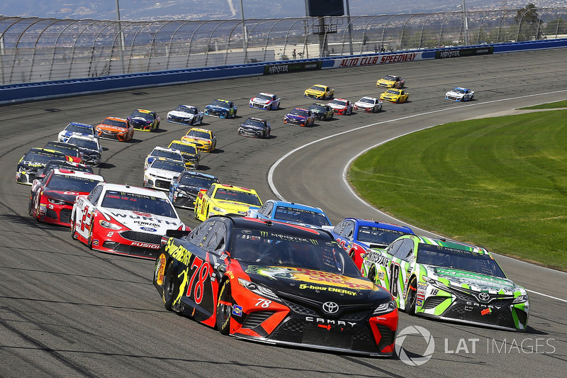 Pace-Laps: Martin Truex Jr., Furniture Row Racing, Toyota Camry Bass Pro Shops/5-hour ENERGY, Kyle Busch, Joe Gibbs Racing, Toyota Camry Interstate Batteries