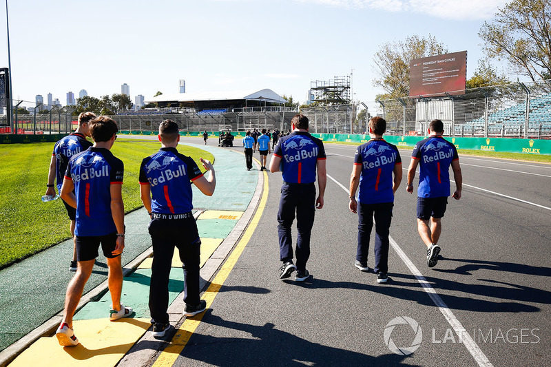 Пьер Гасли и сотрудники Scuderia Toro Rosso