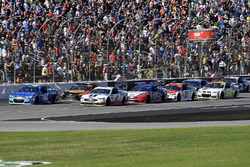 Kyle Larson, Chip Ganassi Racing Chevrolet, Kevin Harvick, Stewart-Haas Racing Ford, e Joey Logano,