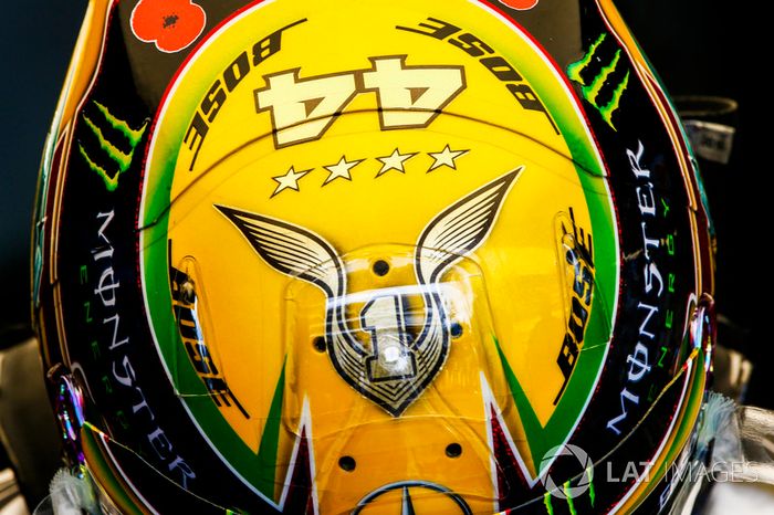 El casco de Lewis Hamilton Mercedes AMG F1, con su cuarto título de Campeonato Mundial pilotos