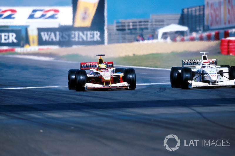 Ralf Schumacher ve Yarış galibi Johnny Herbert