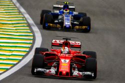 Sebastian Vettel, Ferrari SF70H, Pascal Wehrlein, Sauber C36