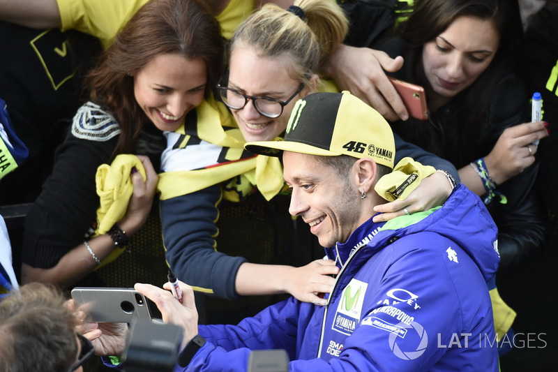 Valentino Rossi, Yamaha Factory Racing with fans