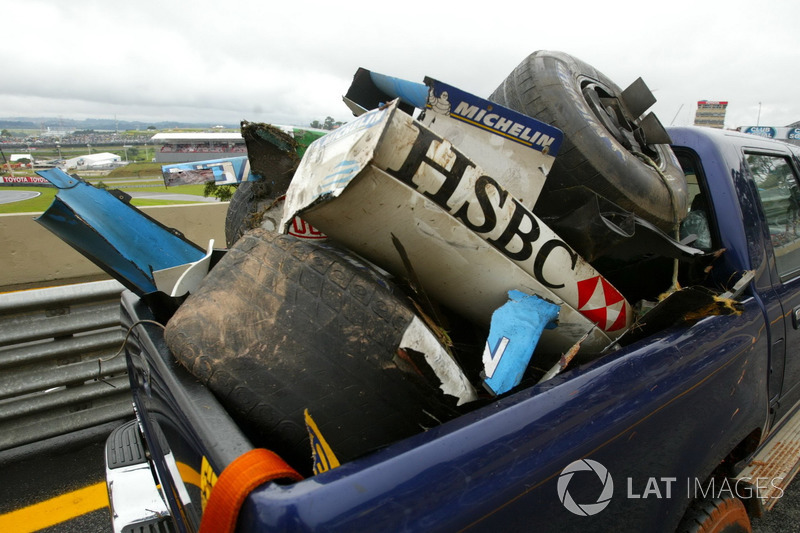 Caos no GP do Brasil de 2003 com acidentes de Webber e Alonso
