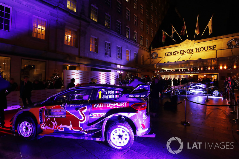Un Ford WRC en la entrada