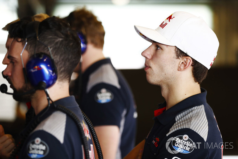 Pierre Gasly, Scuderia Toro Rosso, étudie les données avec ses ingénieurs