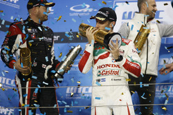 Podio: il vincitore della gara Esteban Guerrieri, Honda Racing Team JAS, Honda Civic WTCC