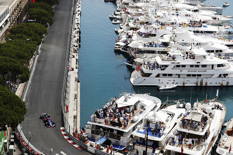 Pierre Gasly, Toro Rosso STR13, au virage du Bureau de Tabac