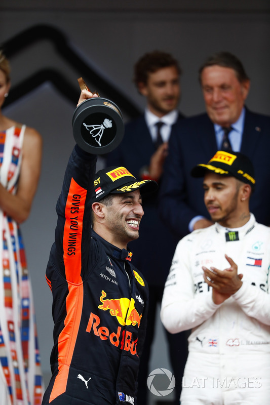 Podio: ganador de la carrera Daniel Ricciardo, Red Bull Racing