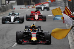 Daniel Ricciardo, Red Bull Racing RB14, es recibido por mariscales que ondean banderas, por delante de Lewis Hamilton, Mercedes AMG F1 W09 y Kimi Raikkonen, Ferrari SF71H
