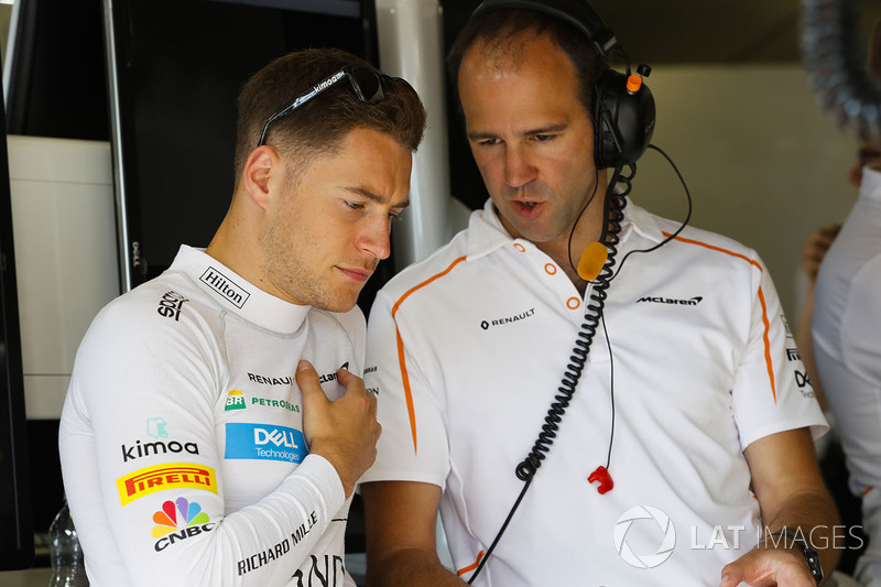 Stoffel Vandoorne, McLaren, parla con Tom Stallard, ingegnere di pista, McLaren