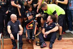 Daniel Ricciardo, Red Bull Racing celebra con Adrian Newey, Red Bull Racing, Christian Horner, el director del equipo Red Bull Racing y el equipo de la piscina Red Bull Racing Energy Station