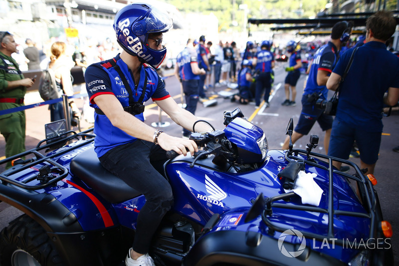 Pierre Gasly, Toro Rosso, sur un quad Honda