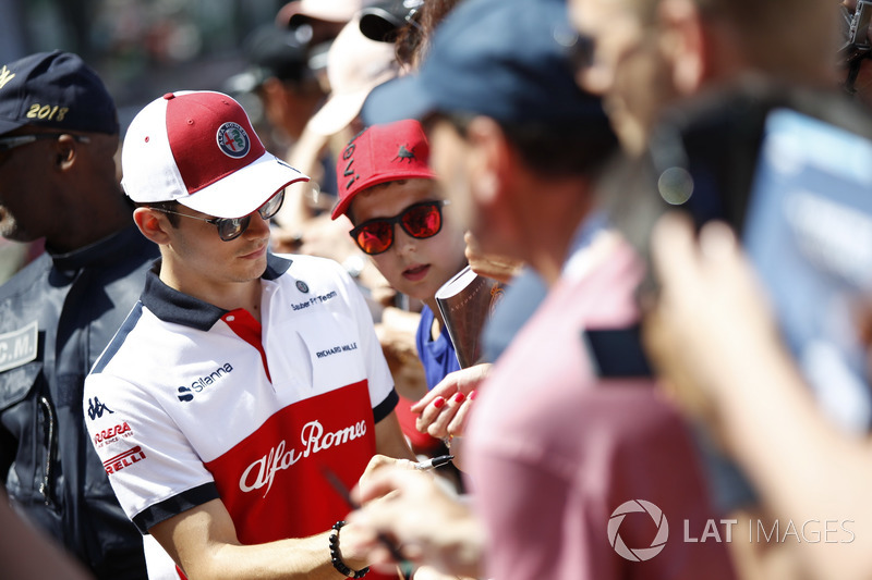 Charles Leclerc, Sauber signs autographs for the fans