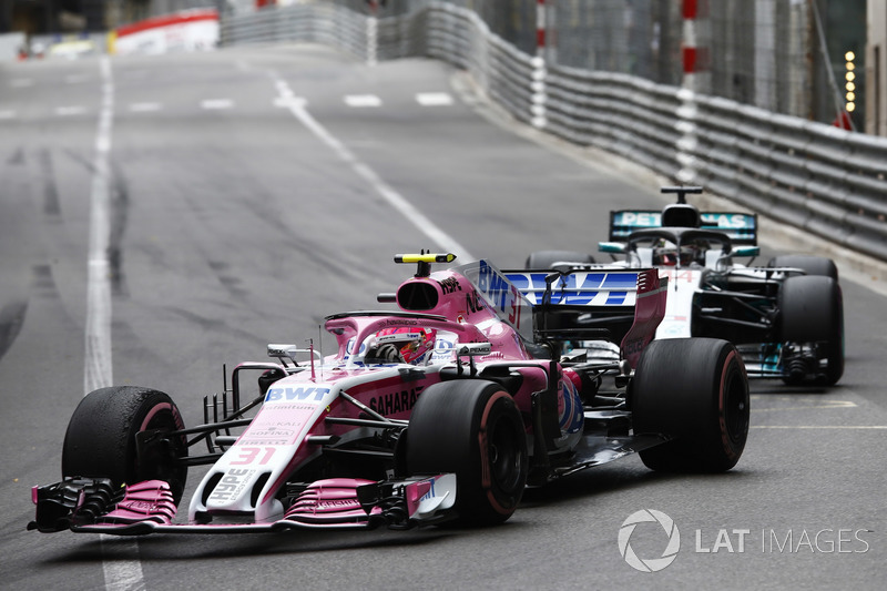 Esteban Ocon, Force India VJM11, Lewis Hamilton, Mercedes AMG F1 W09