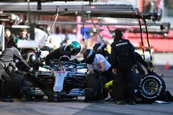 Lewis Hamilton, Mercedes-AMG F1 W09, s'arrête au stand