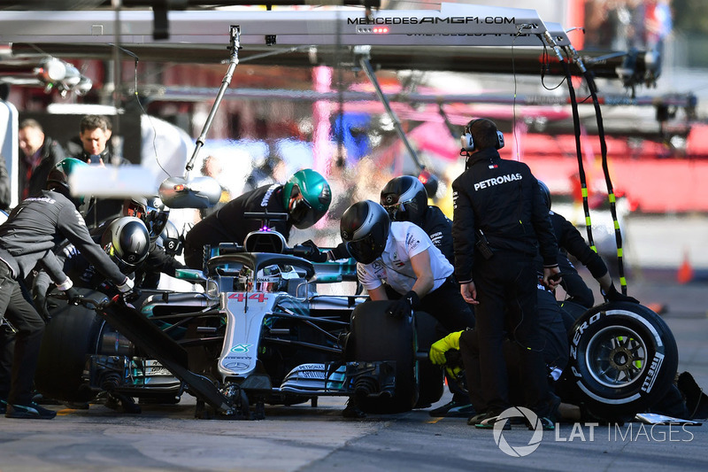 Lewis Hamilton, Mercedes-AMG F1 W09 pit stop