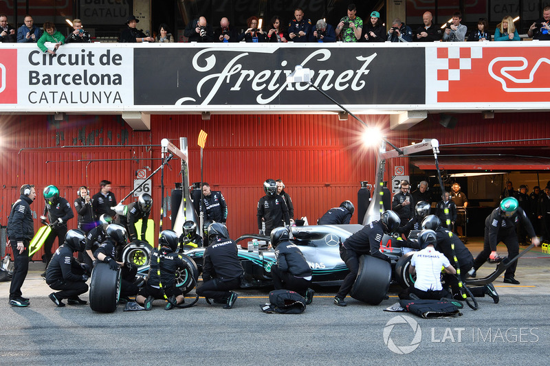 Lewis Hamilton, Mercedes-AMG F1 W09 pit stop