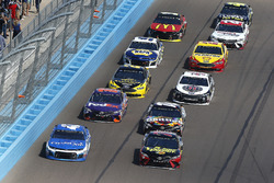 Martin Truex Jr., Furniture Row Racing, Toyota Camry 5-hour ENERGY/Bass Pro Shops y Kyle Larson, Chi