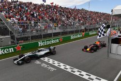 Valtteri Bottas, Mercedes-AMG F1 W09 et Max Verstappen, Red Bull Racing RB14 sous le drapeau à damier