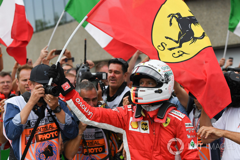 Le vainqueur Sebastian Vettel, Ferrari fête sa victoire dans le Parc Fermé