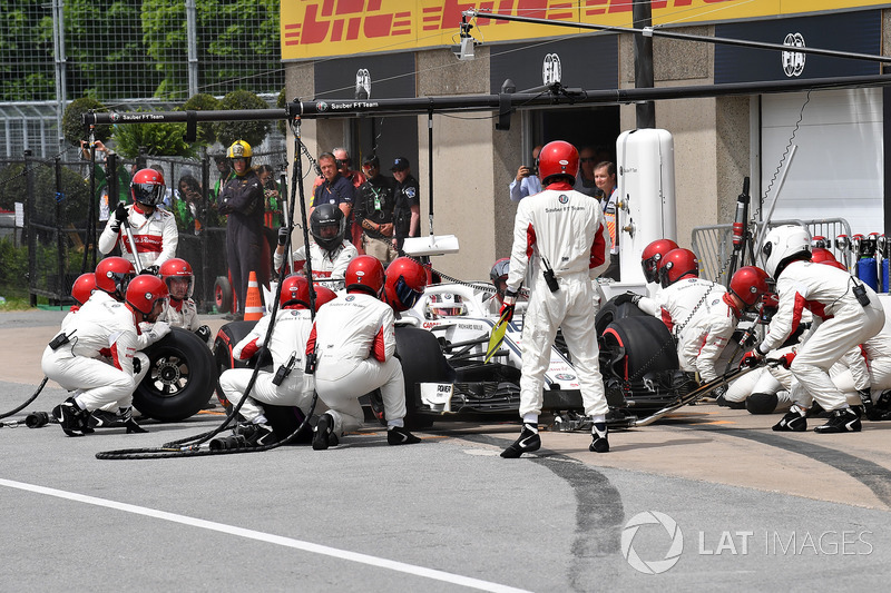 Charles Leclerc, Sauber C37 au stand