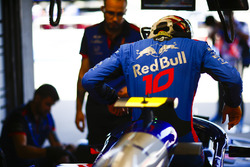 Pierre Gasly, Toro Rosso, entre dans sa voiture