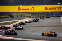 Sergey Sirotkin, Williams FW41 Mercedes, Charles Leclerc, Sauber C37 Ferrari, e Stoffel Vandoorne, McLaren MCL33 Renault, inseguono il gruppo alla partenza