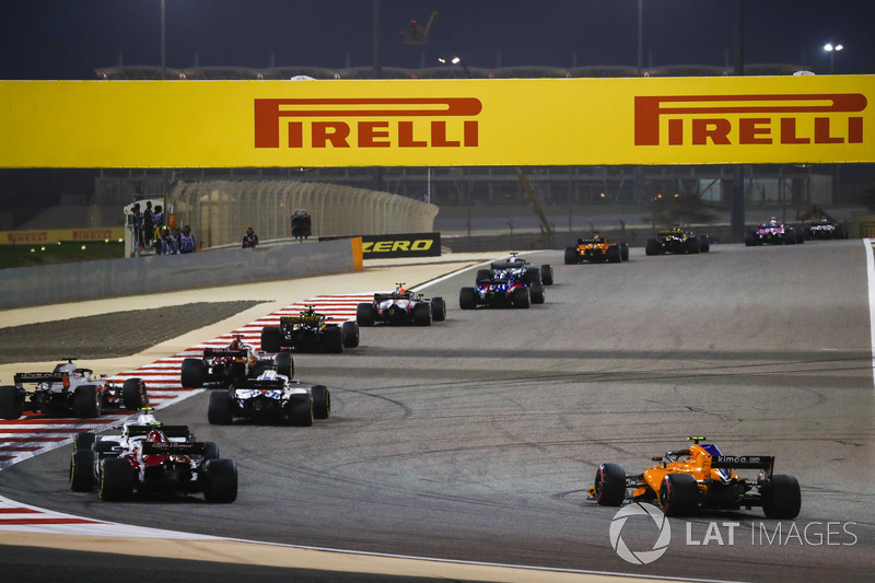 Sergey Sirotkin, Williams FW41 Mercedes, Charles Leclerc, Sauber C37 Ferrari, e Stoffel Vandoorne, McLaren MCL33 Renault, inseguono il gruppo alla partenza
