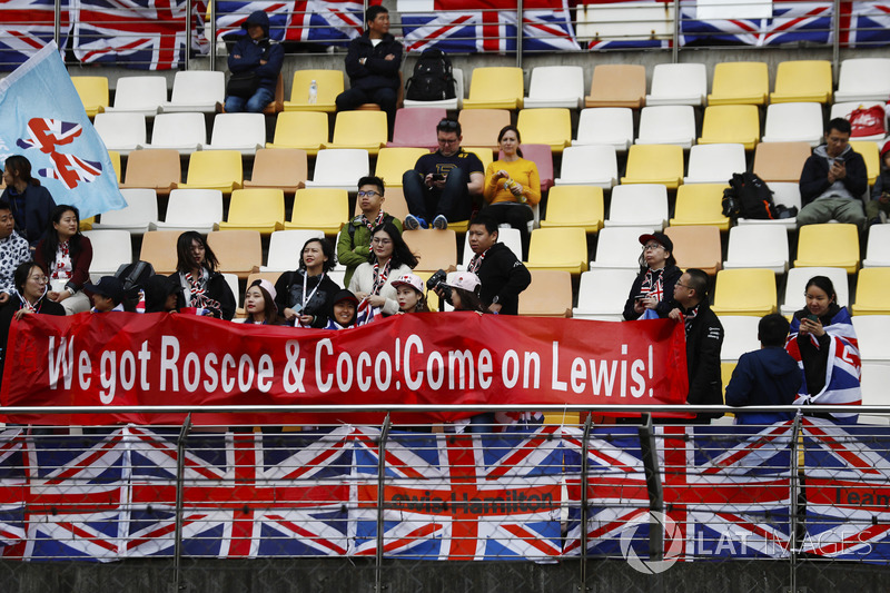 Chinese fans show their support for Lewis Hamilton, Mercedes AMG F1