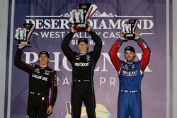 Il secondo classificato Robert Wickens, Schmidt Peterson Motorsports Honda, il vincitore Josef Newgarden, Team Penske Chevrolet, il terzo classificato Alexander Rossi, Andretti Autosport Honda, sul podio