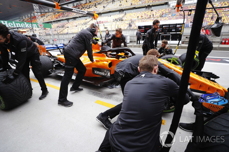El equipo McLaren realiza prácticas en paradas en boxes
