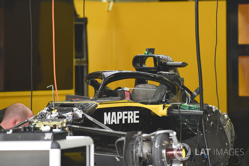 Автомобиль Renault Sport F1 Team R.S. 18 в гараже
