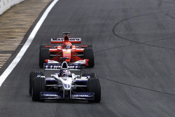 Juan Pablo Montoya, BMW Williams FW23, Michael Schumacher, Ferrari F1 2001
