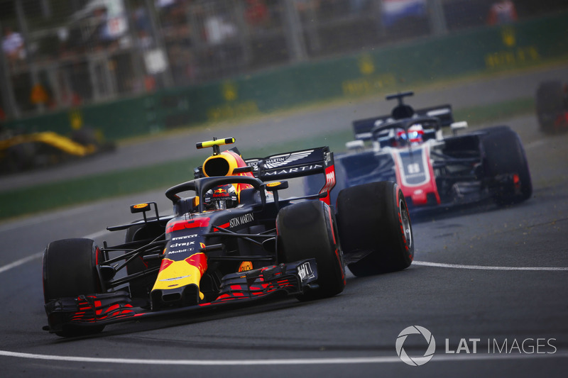 Max Verstappen, Red Bull Racing RB14 Tag Heuer, spins ahead of Romain Grosjean, Haas F1 Team VF-18 F