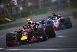 Max Verstappen, Red Bull Racing RB14 Tag Heuer, gira frente de Romain Grosjean, Haas F1 Team VF-18