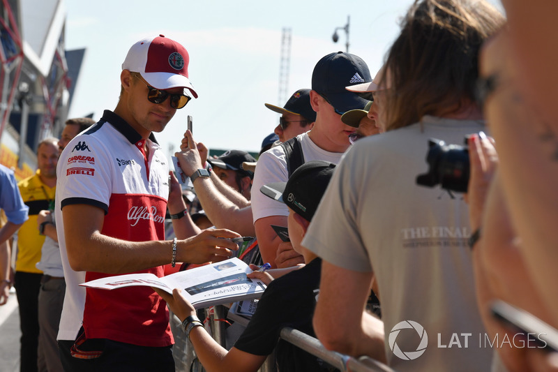 Marcus Ericsson, Sauber signe des autographes pour les fans