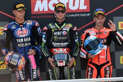 Il vincitore della gara Jonathan Rea, Kawasaki Racing, il secondo classificato Michael van der Mark, Pata Yamaha, il terzo classificato Marco Melandri, Aruba.it Racing-Ducati SBK Team