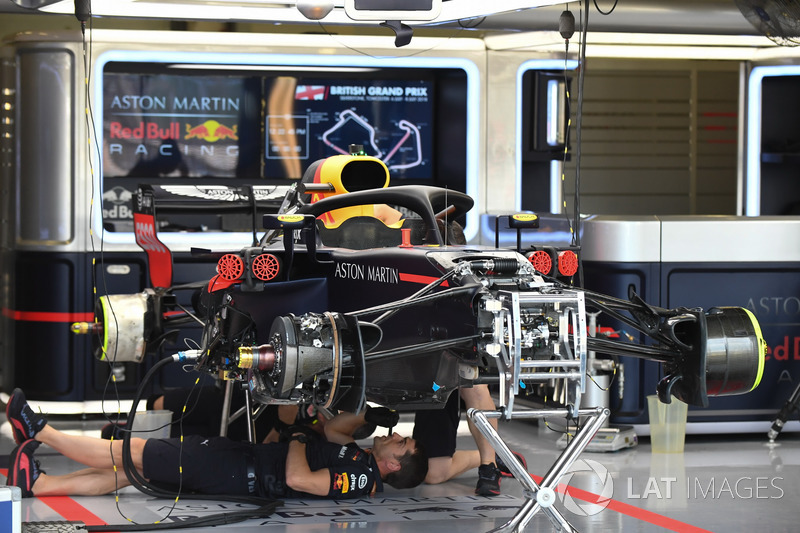 Red Bull Racing RB14 nel garage