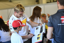 Nico Hulkenberg, Renault Sport F1 Team with grid kid
