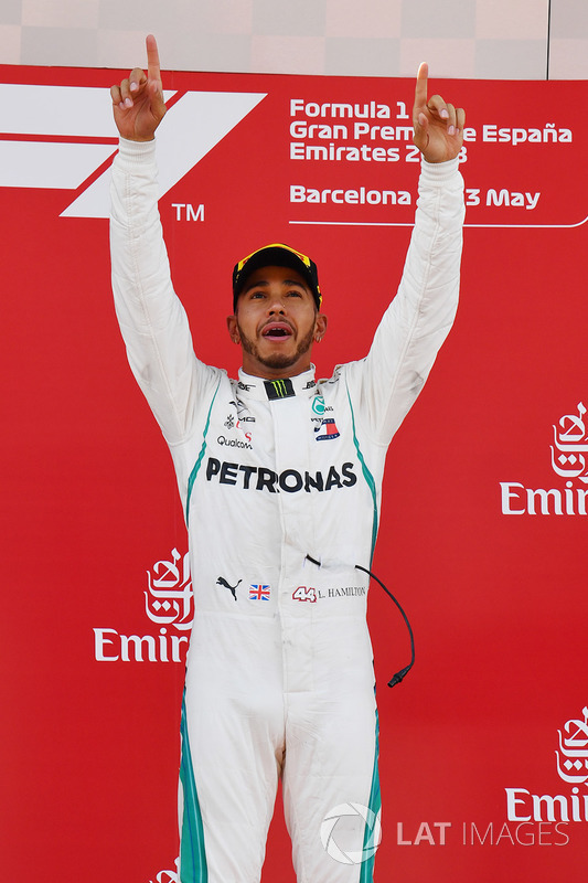 Hamilton tarolt a Mercedesszel Barcelonában - F1 2018