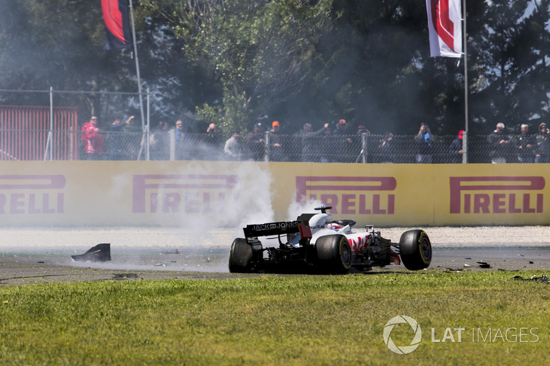 El auto dañado de Romain Grosjean, Haas F1 Team VF-18