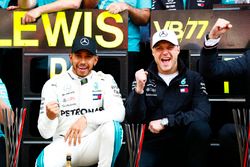 Lewis Hamilton, Mercedes AMG F1, 1er, Valtteri Bottas, Mercedes AMG F1, 2e, fetent la victoire avec l'équipe Mercedes