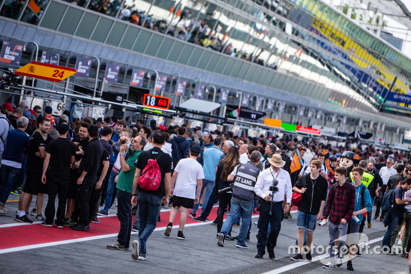 Tifosi in pitlane