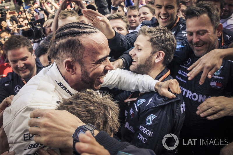 Hamilton tarolt a Mercedesszel Barcelonában - F1 2018