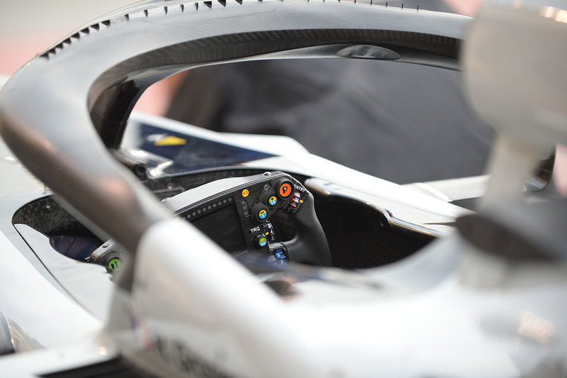 Haas F1 Team VF-18 detalle del volante
