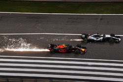 Lewis Hamilton, Mercedes-AMG F1 W09 EQ Power+ and Max Verstappen, Red Bull Racing RB14 battle